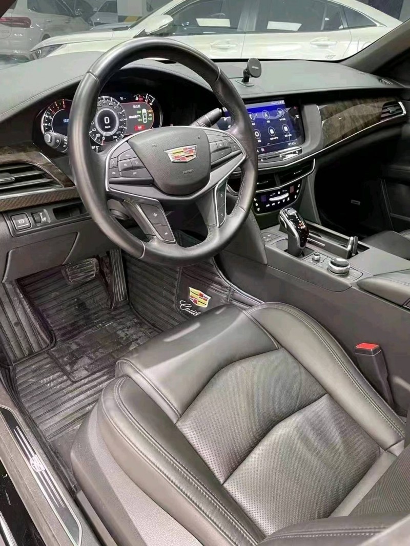 成都20年凱迪拉克XT66