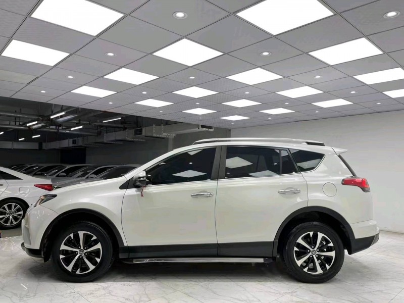 成都17年豐田RAV43