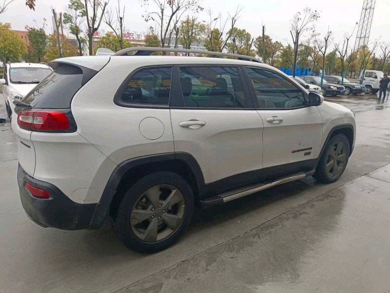 宜昌17年Jeep自由光2