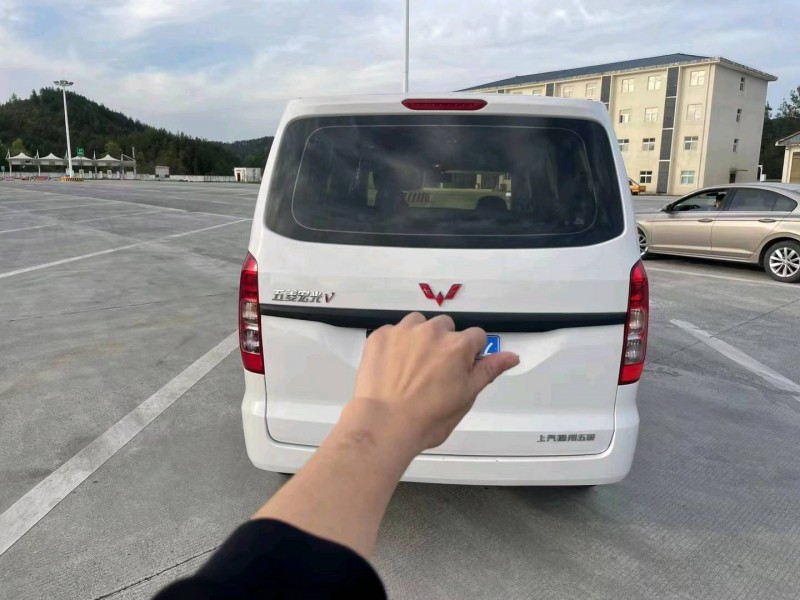 重慶21年五菱汽車榮光V2