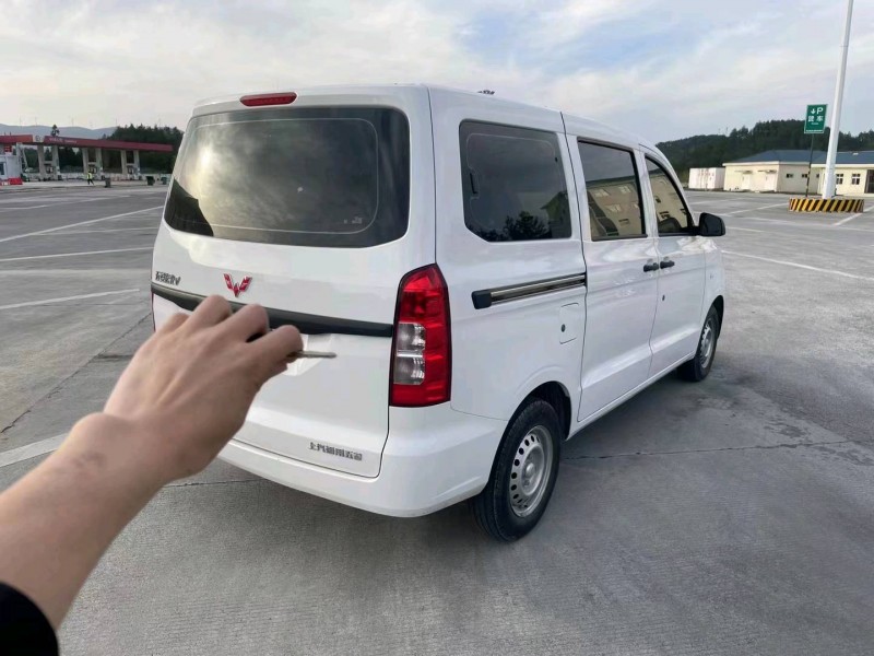 重慶21年五菱汽車榮光V6