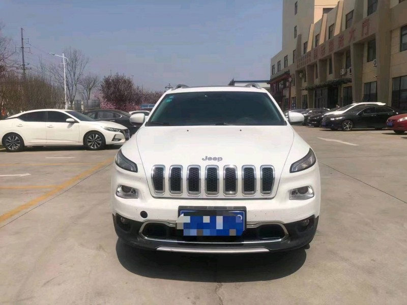 東營18年Jeep自由光1