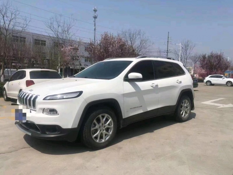 東營18年Jeep自由光3