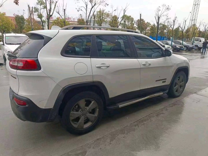 邵陽17年Jeep自由光3