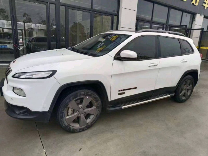 邵陽17年Jeep自由光2