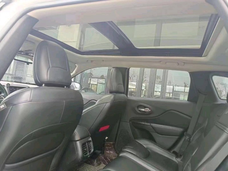 邵陽17年Jeep自由光6