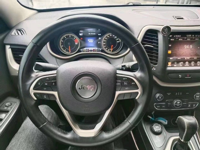 邵陽17年Jeep自由光8