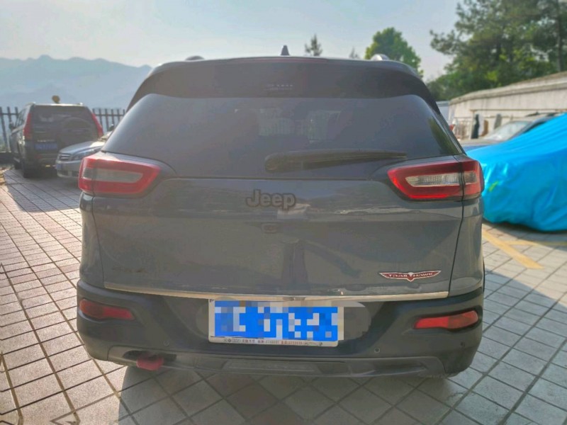 恩施17年Jeep自由光9