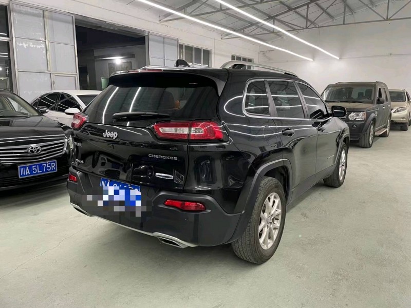 泰安17年Jeep自由光8