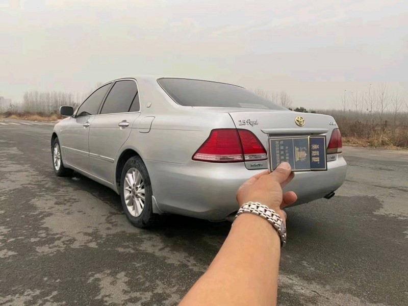 宜昌10年豐田皇冠4