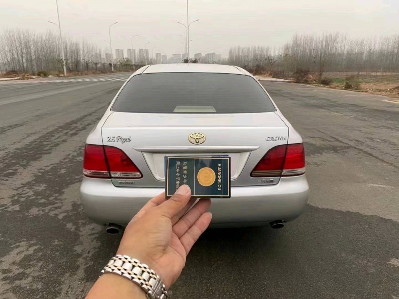 宜昌10年豐田皇冠5