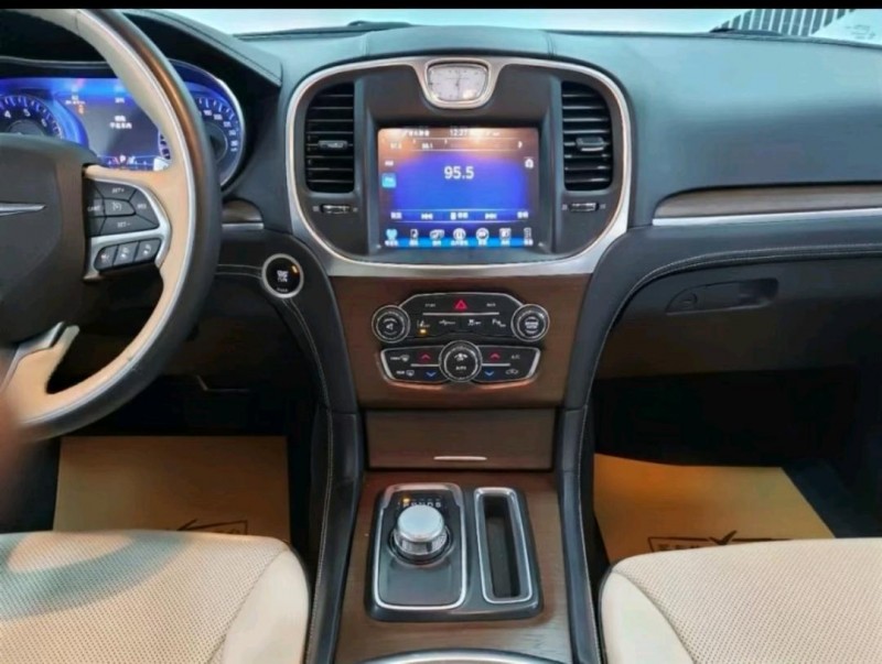 安順19年克萊斯勒300C8