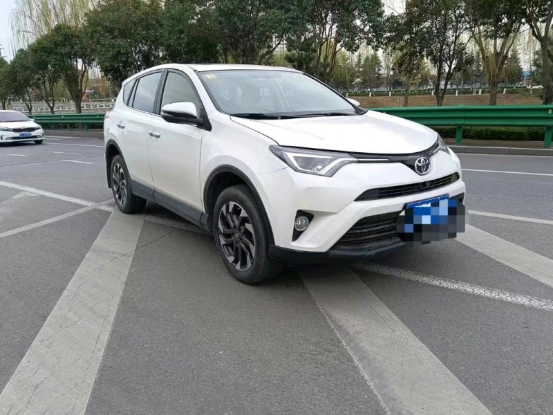 濟南17年豐田RAV4榮放1