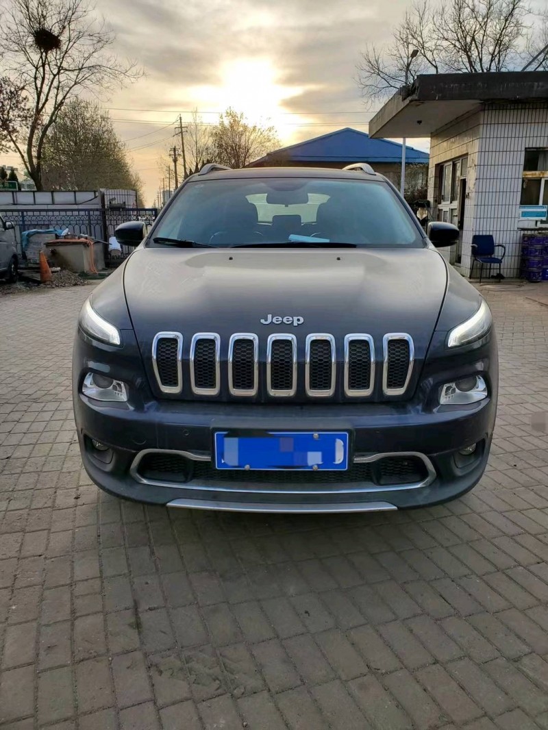 東營16年Jeep自由光1