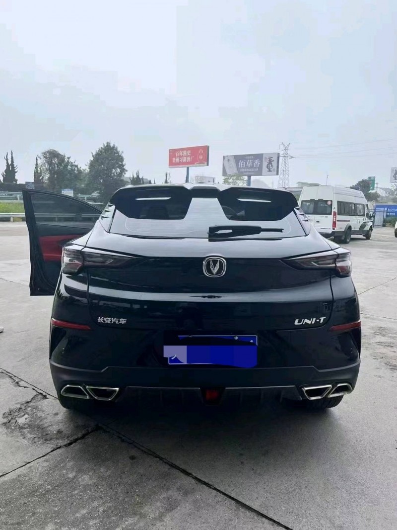 重慶20年長安汽車UNI-T8