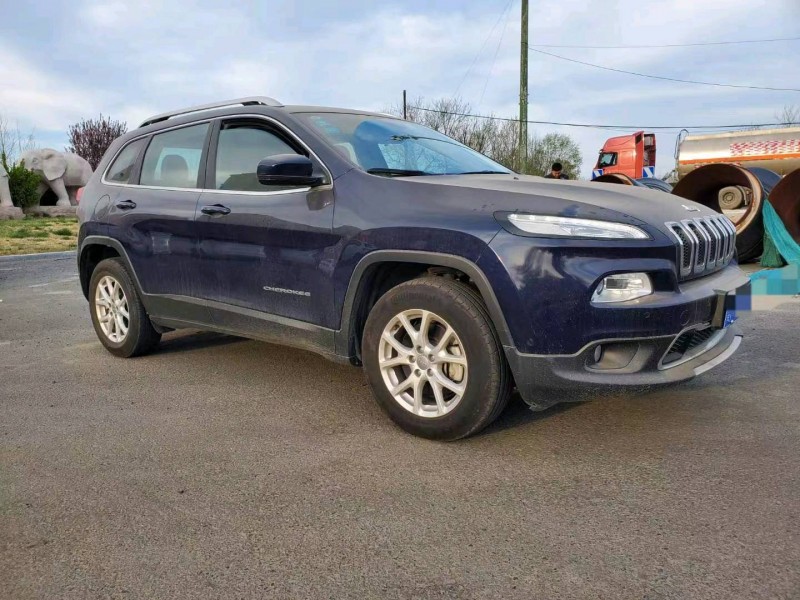 東營16年Jeep自由光3
