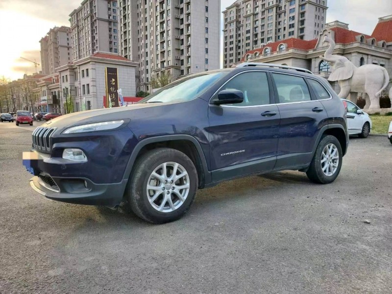 東營16年Jeep自由光4