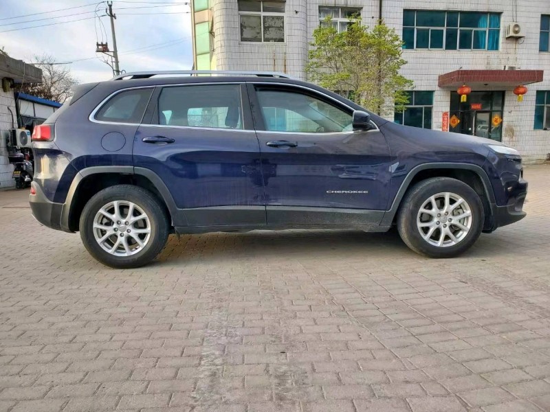 東營16年Jeep自由光5