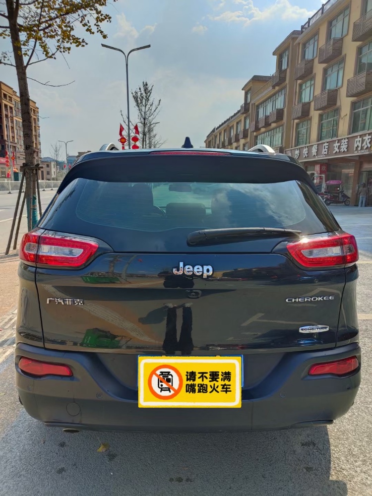 景德鎮17年Jeep自由光8