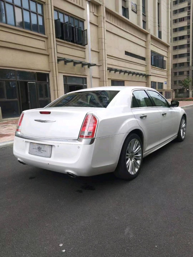 宜春16年克萊斯勒300C5