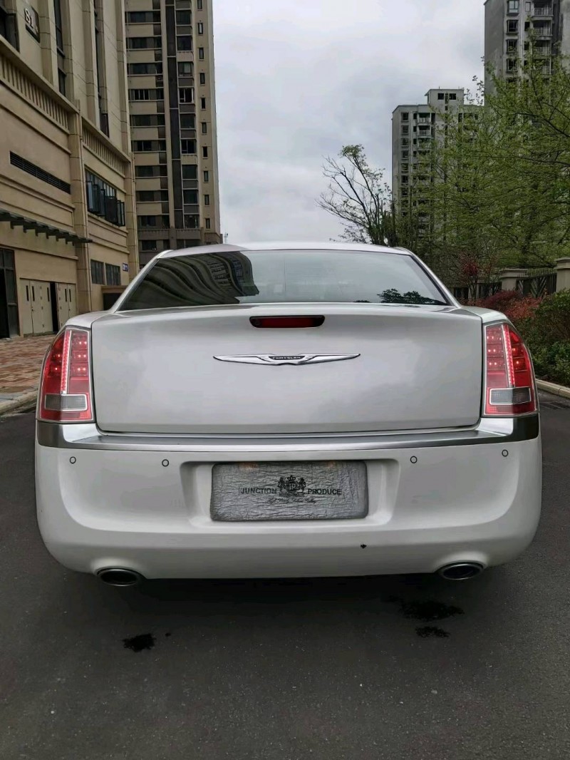 九江16年克萊斯勒300C8