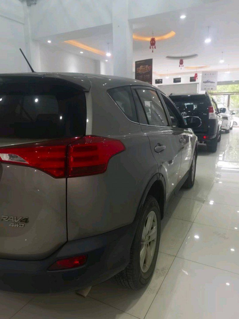 曲靖15年豐田RAV47