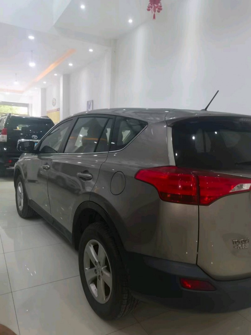 曲靖15年豐田RAV48