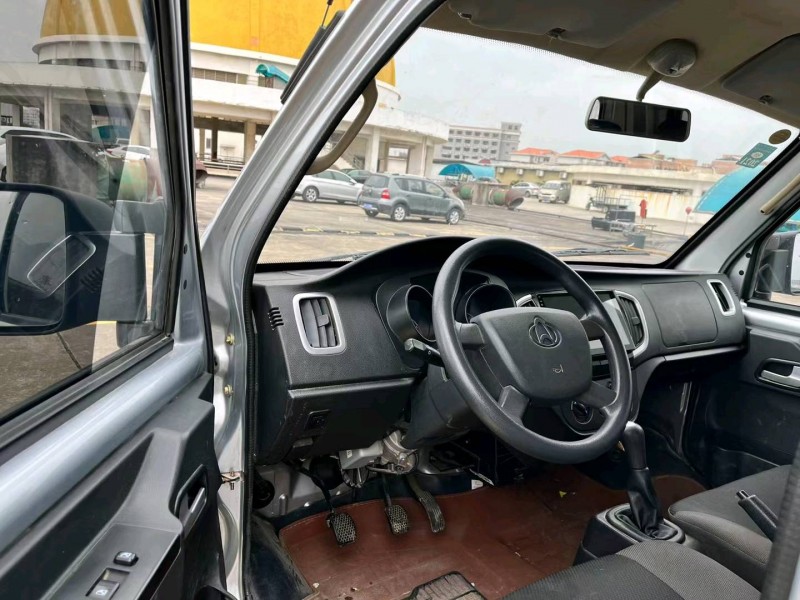 東莞20年長安汽車UNI-T4