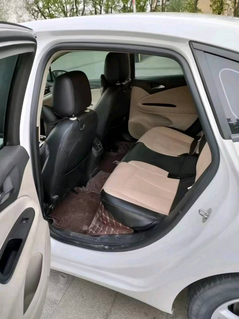 东营19年别克威朗1