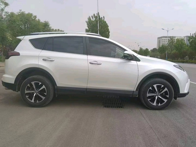 保定19年豐田RAV4榮放8