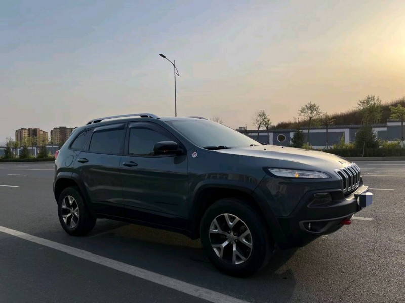 包頭16年Jeep自由光2