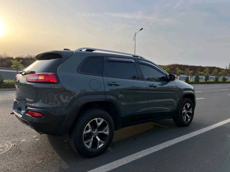 包頭16年Jeep自由光7