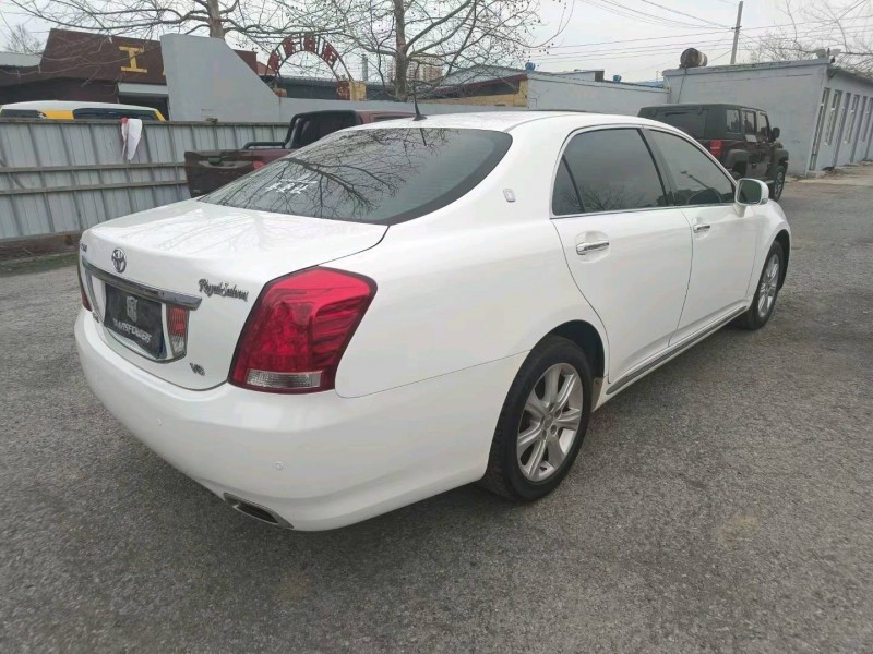 保定10年丰田皇冠5