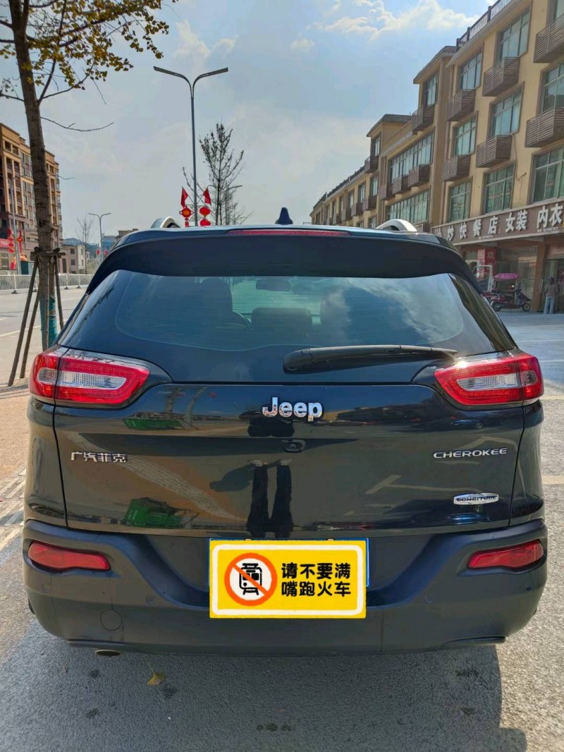 景德鎮17年Jeep自由光9