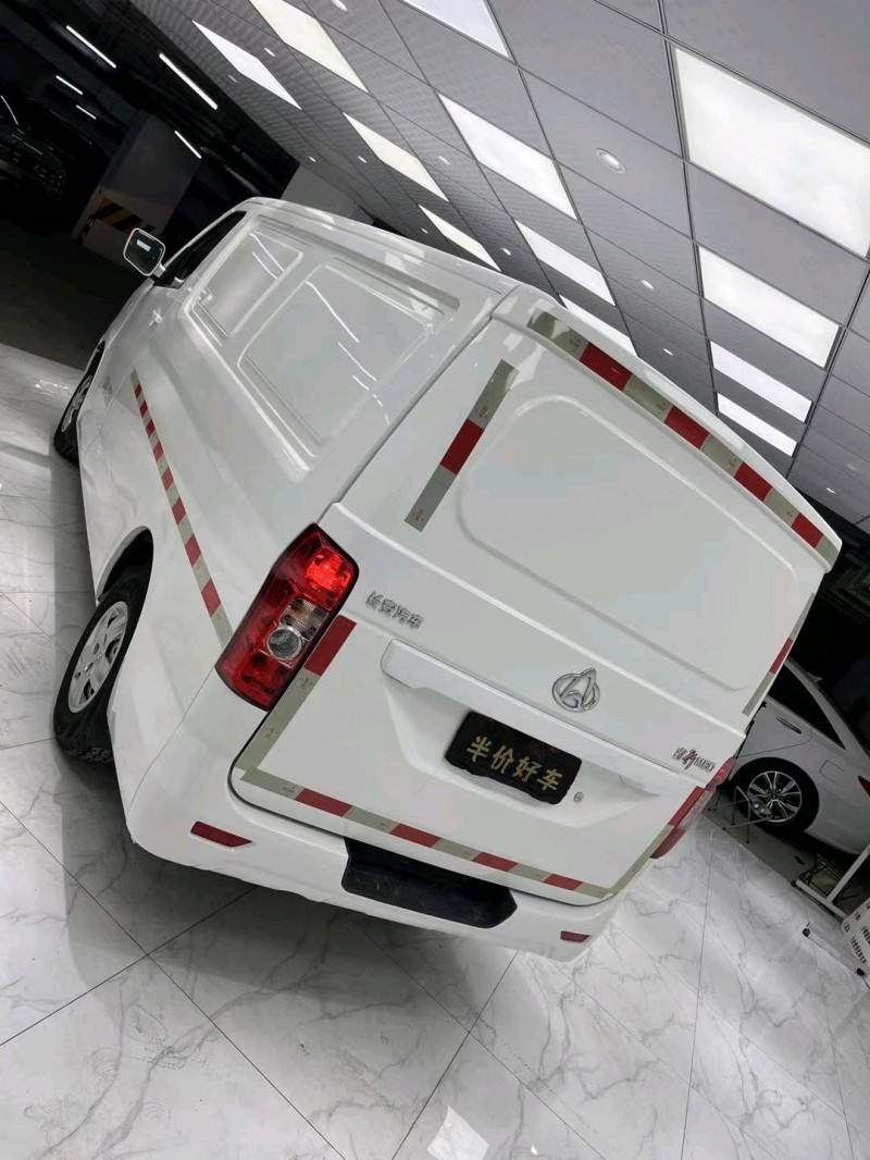 成都20年長安汽車睿行4