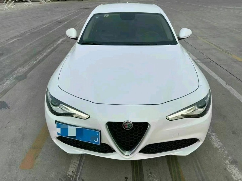 東營19年阿爾法·羅密歐Giulia1