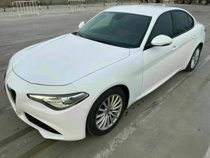 東營19年阿爾法·羅密歐Giulia3