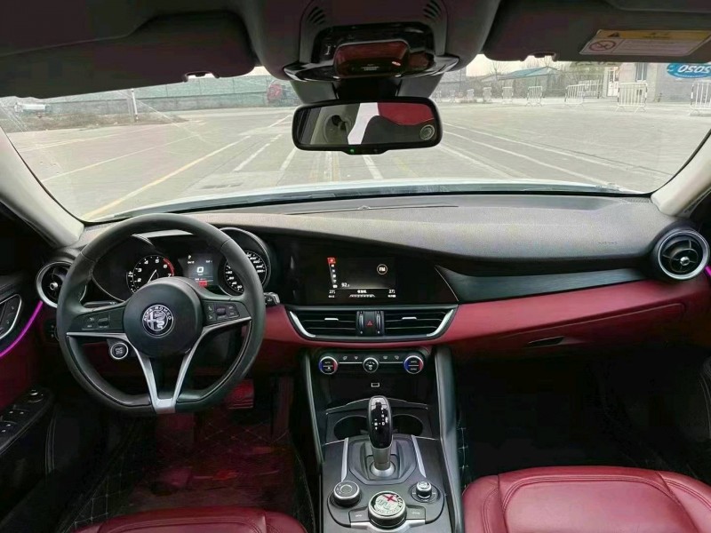東營19年阿爾法·羅密歐Giulia4