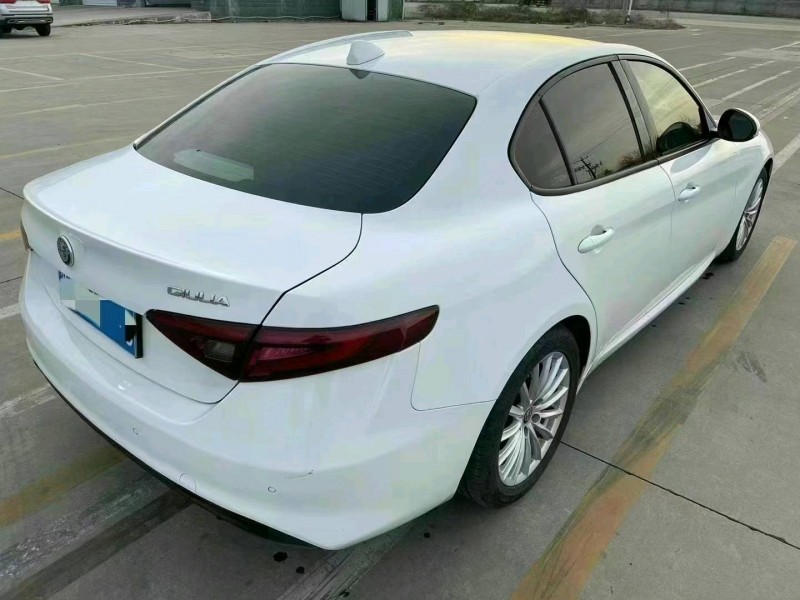 東營19年阿爾法·羅密歐Giulia8