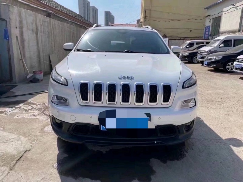 東營17年Jeep自由光1