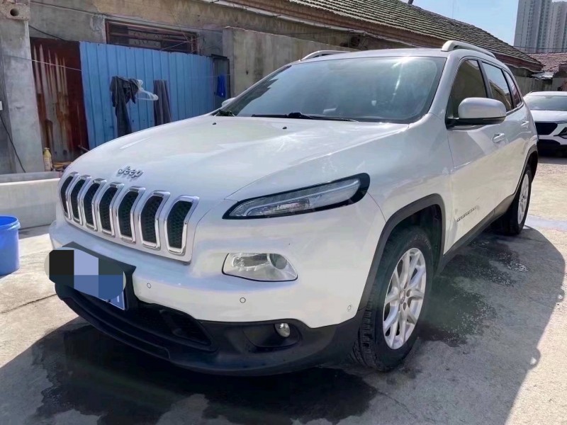 東營17年Jeep自由光2
