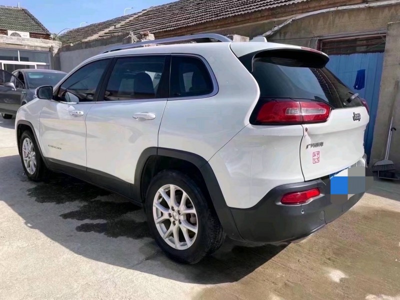 東營17年Jeep自由光3