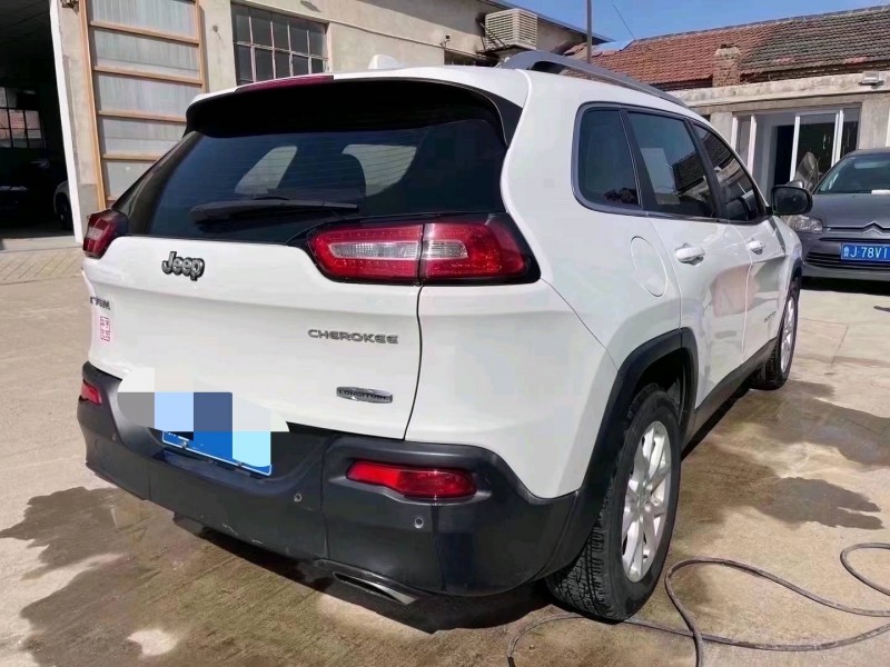 東營17年Jeep自由光5