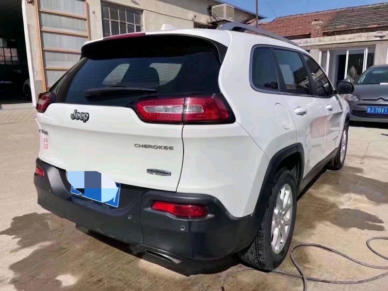 東營17年Jeep自由光5