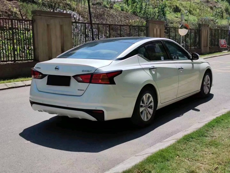 重慶20年日產天籟5