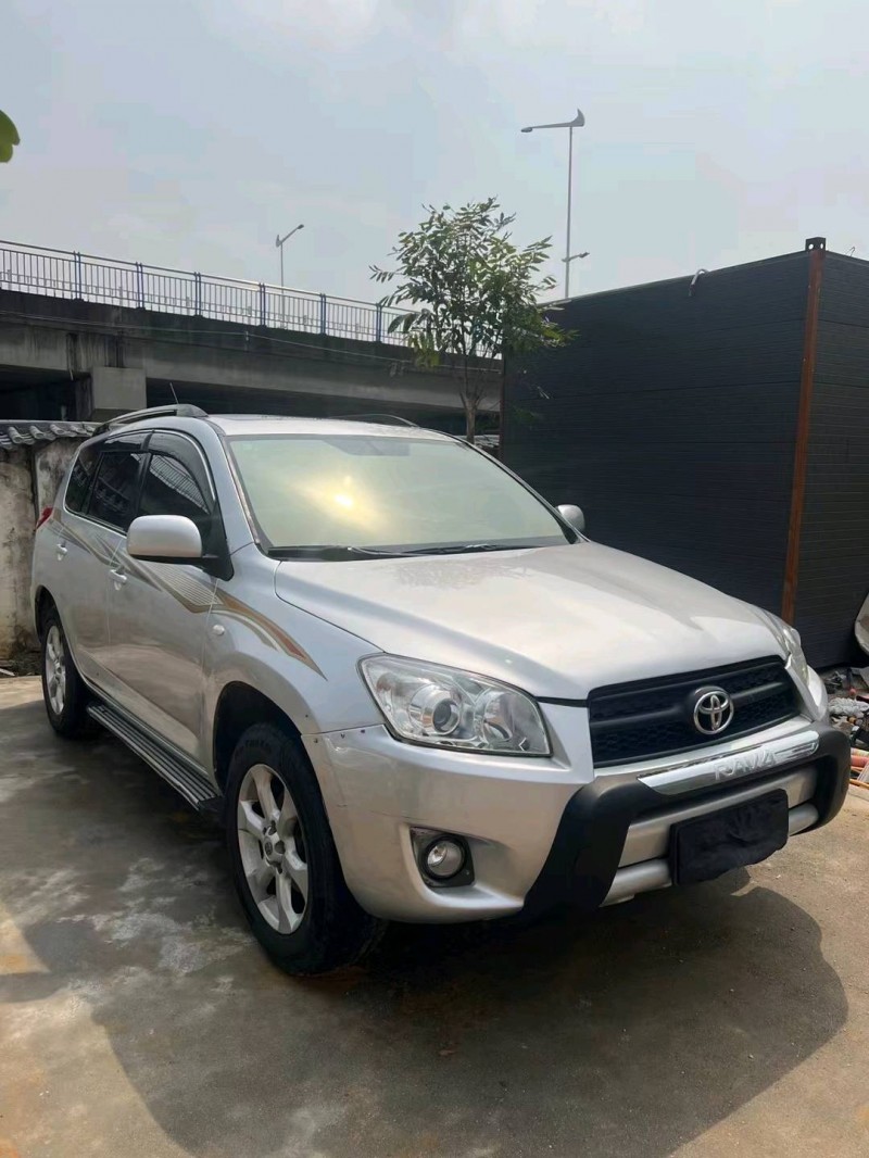 广州10年丰田RAV42