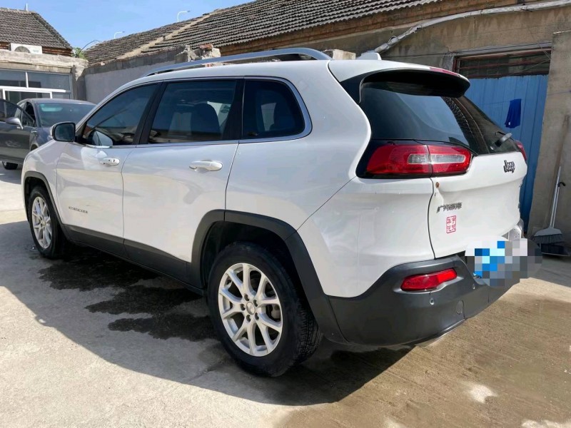 泰安17年Jeep自由光7