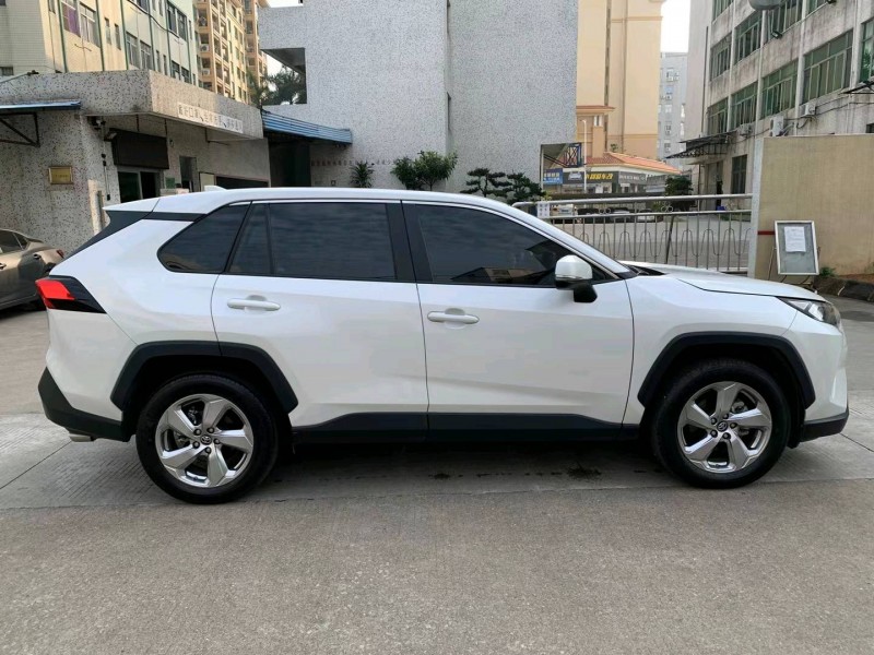 中山21年丰田RAV42
