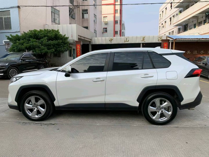 中山21年丰田RAV43