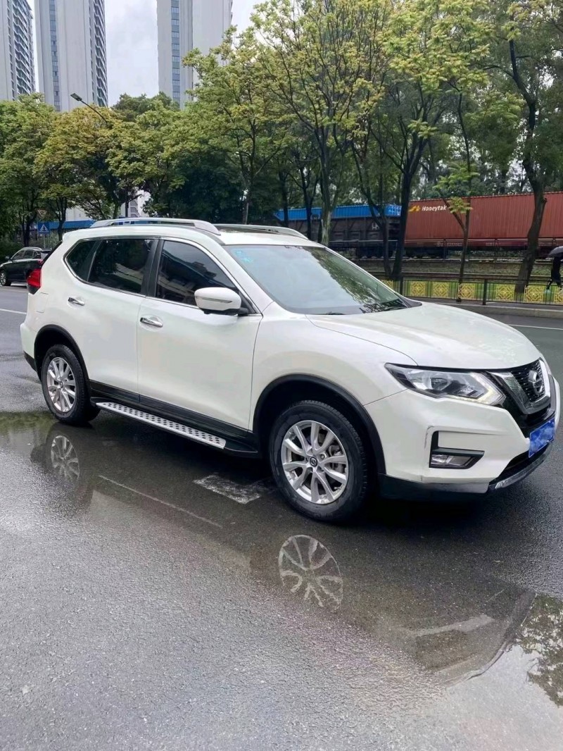 廈門18年日產奇駿5
